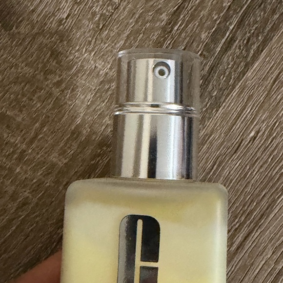 Clinque Dramatically Different Moisturizing Gel - Picture 2 of 5